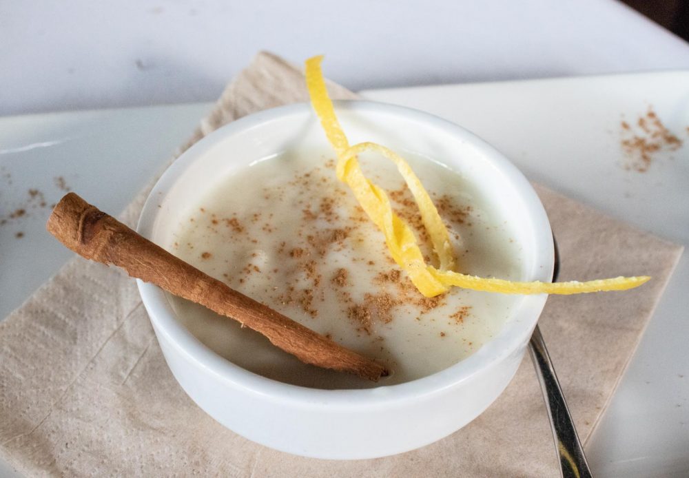 Arroz con leche con canela en rama y corteza de limón