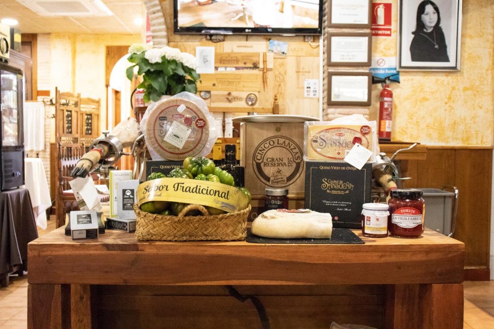 Mesa con productos tradicionales de la Región de Murcia