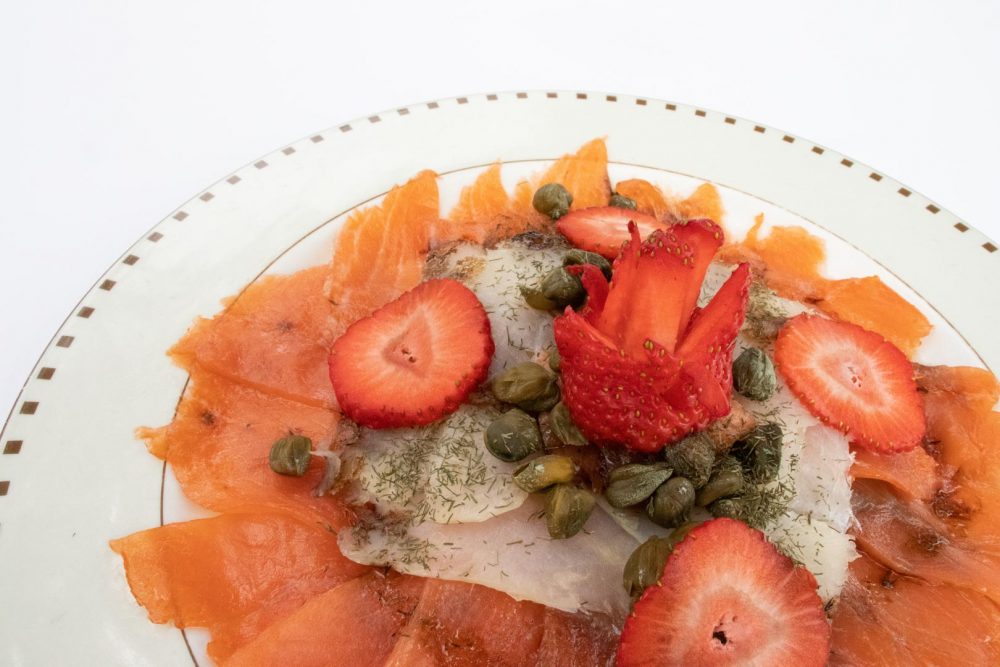 Carpaccio de salmón con fresas y alcaparras