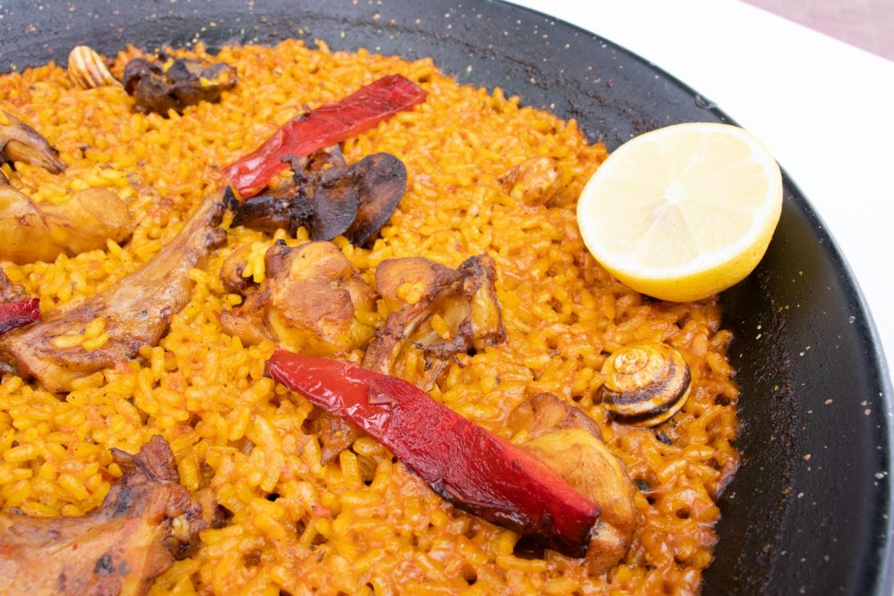 Arroz con conejo y caracoles visto de cerca