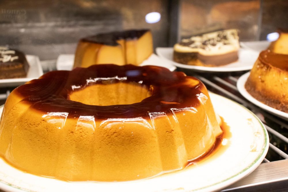 Flan junto a otros postres tradicionales