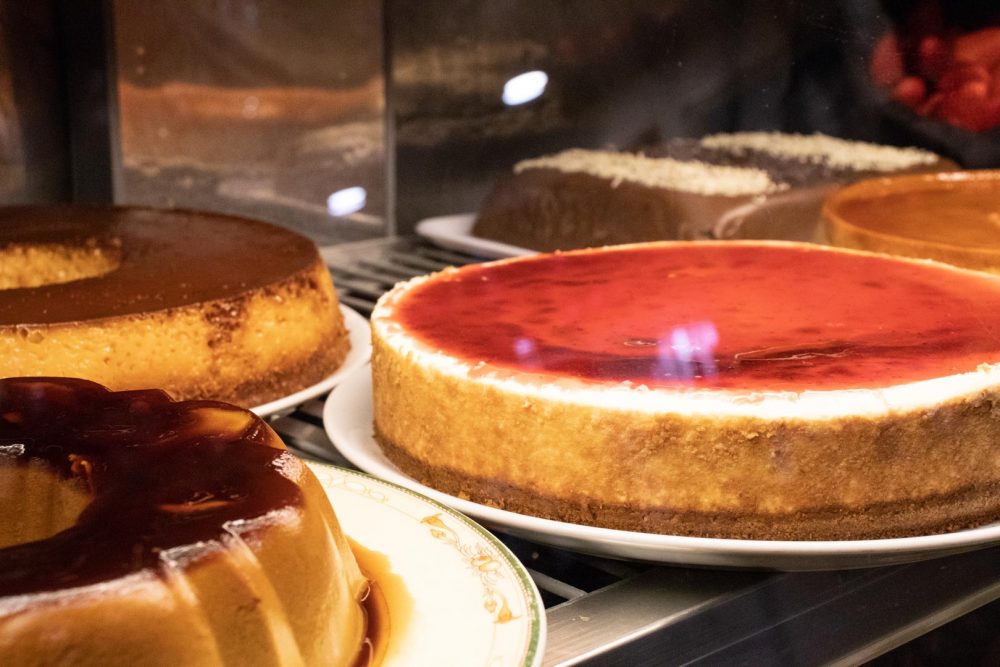 Tarta de queso junto a otros postres tradicionales