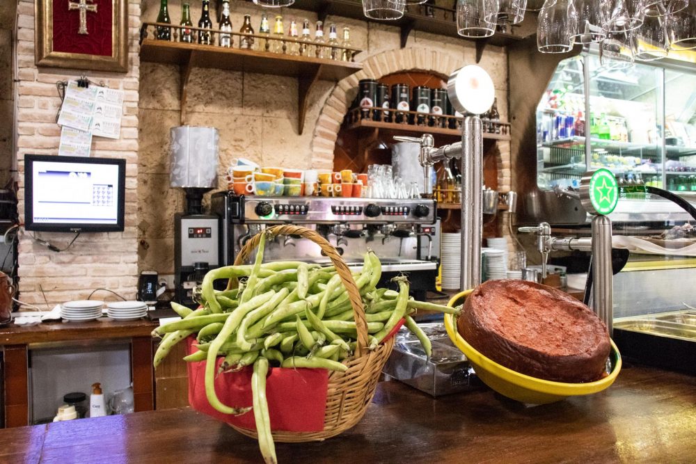 Cesta habas y sobrasada en la barra del restaurante Puerta de Murcia