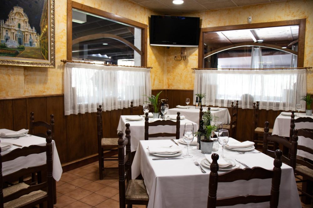 Mesas interior restaurante Puerta de Murcia