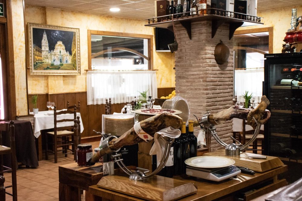 Vista del interior del restaurante Puerta de Murcia con mesa para cortar jamón