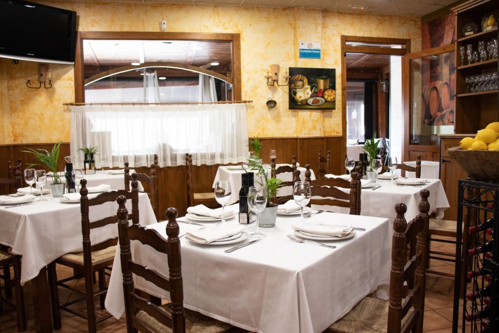 Mesas interior del restaurante Puerta de Murcia